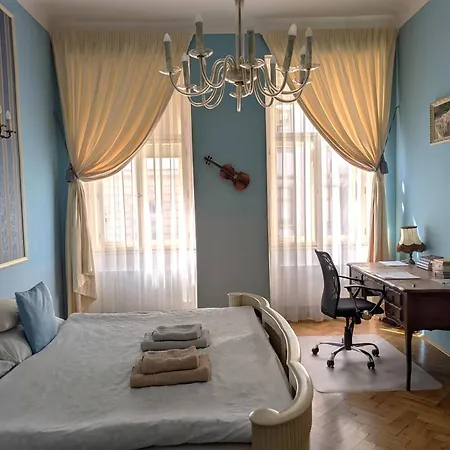 Historical Stylish Apartmán