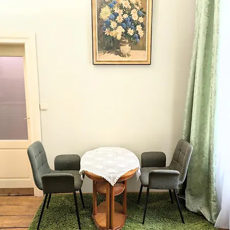 Historical Stylish Apartmán