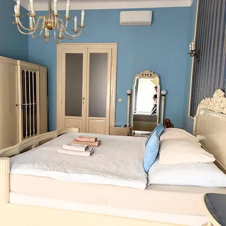 Historical Stylish Apartmán *